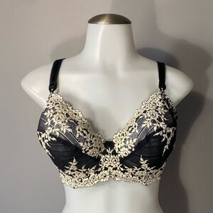 WACOAL 36 DD black lace underwire Bra
embroidery in a cream color